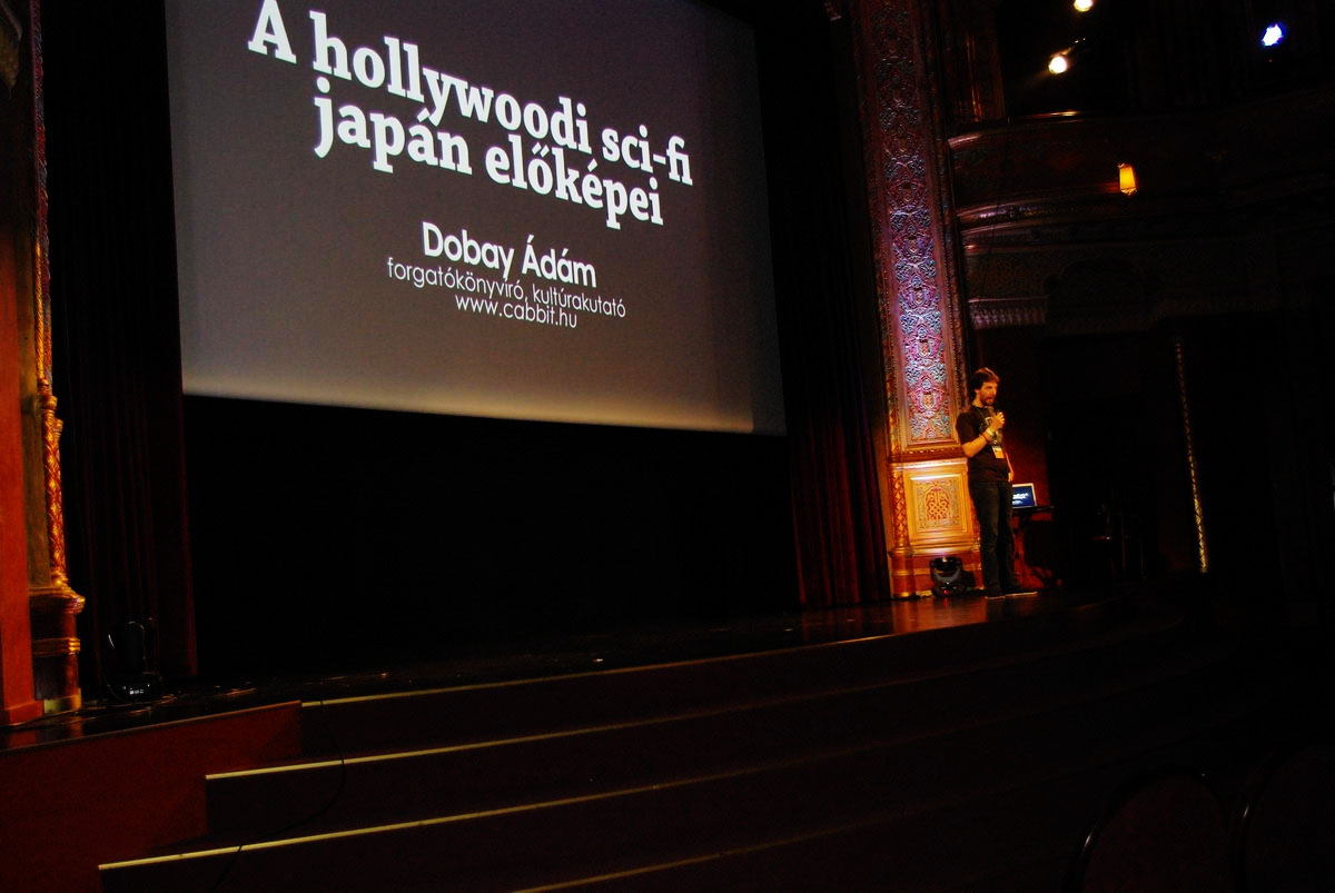 Ha Hollywood kifogy az ihletből - ami "néha" megtörténik -, akkor körbenéz a világban, hogy mit érdemes "kölcsönözni" az új sikerfilmekbe. Hogy a japán filmes és animés kultúra mit adott Hollywoodnak, arról Dobay Ádám tartott előadást. http://cabbit.hu Fotó: Kasza Magdolna